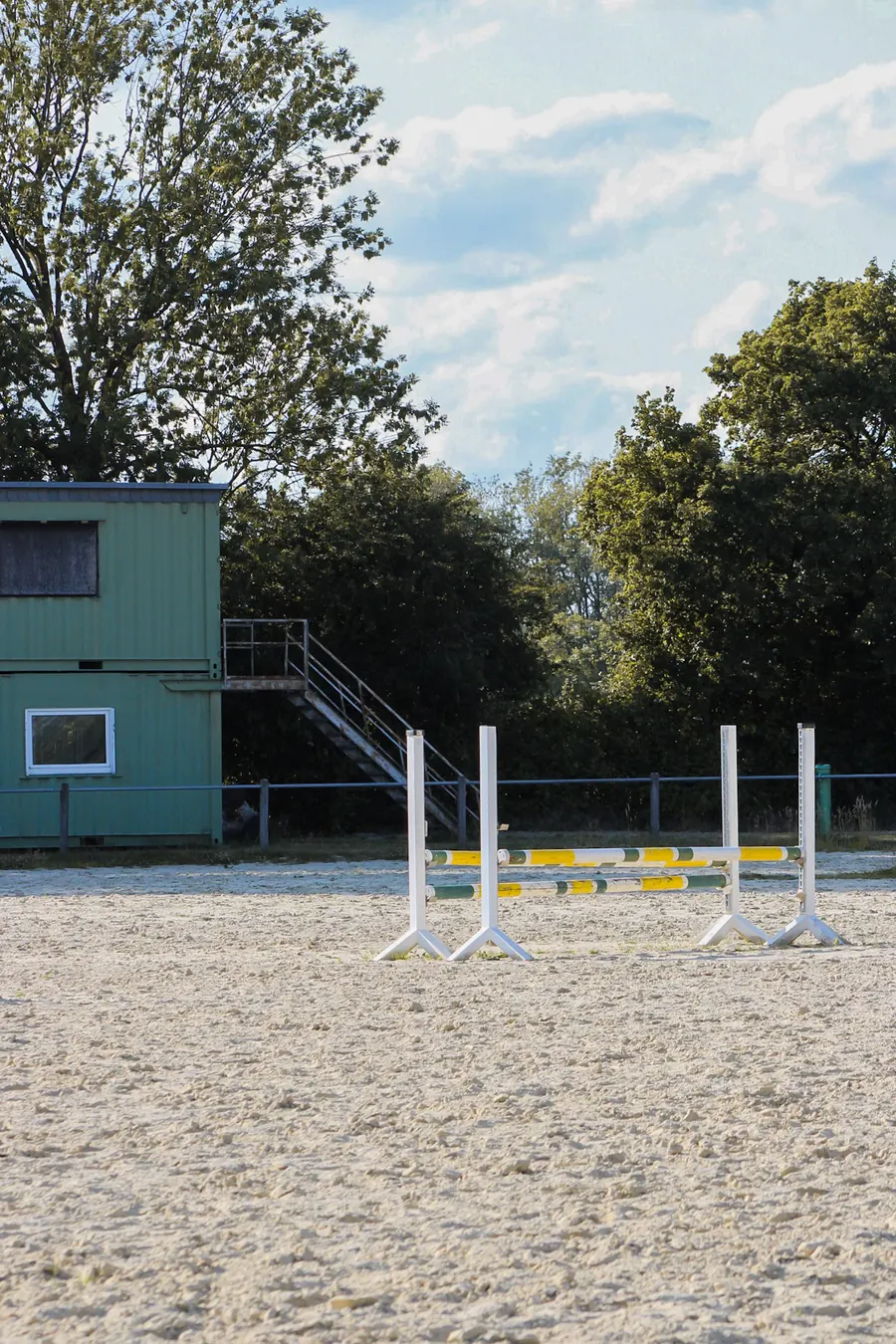 Turnierplatz des Reit- und Fahrvereins Heessen mit Hindernis und Richterturm