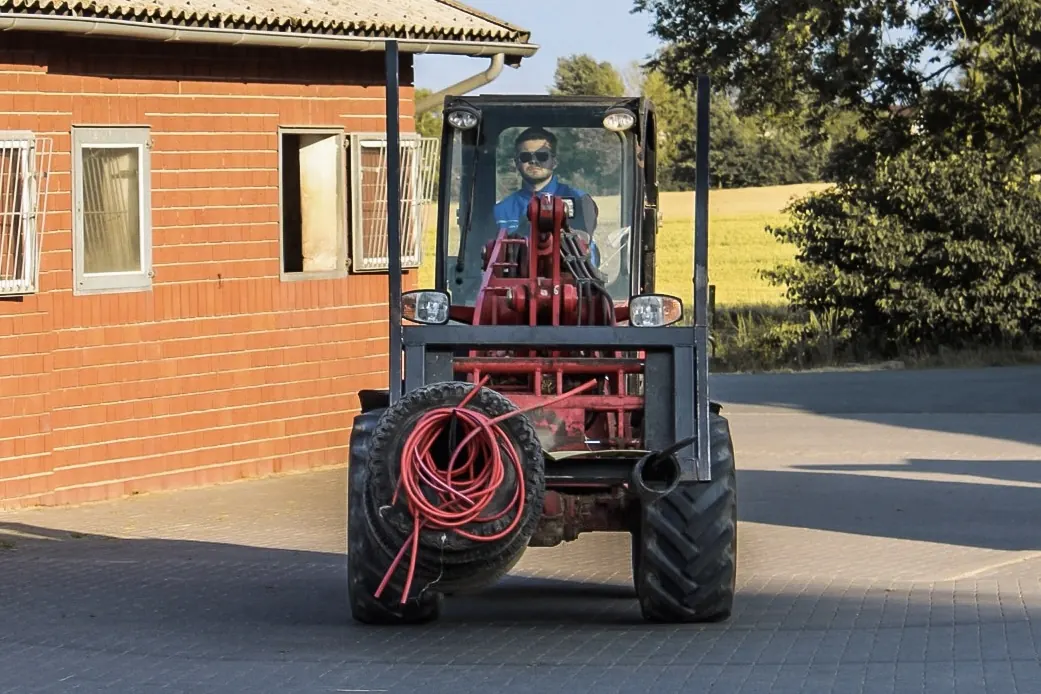 Radlader bei der Platzpflege auf dem Vereinsgelände – ein typischer Arbeitseinsatz