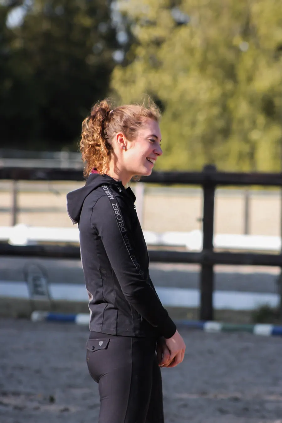 Lachende Reiterin auf dem Reitplatz des Reitvereins Heessen